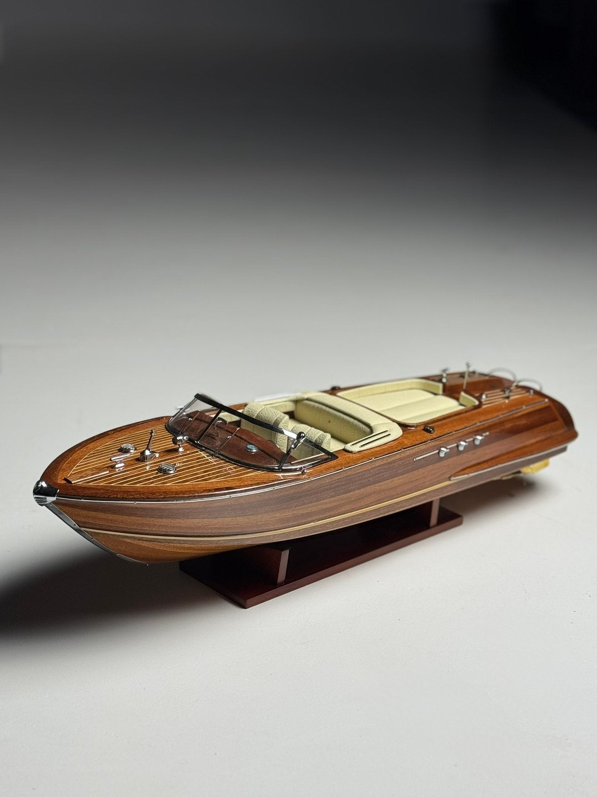 Riva modelboot op standaard, Ophalen, Zo goed als nieuw