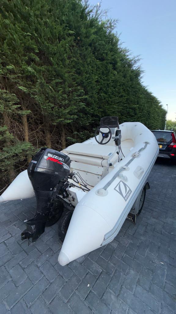 Zodiac 3.3m rubberboot met 15 pk Suzuki elecstart en trailer, Ophalen of Verzenden