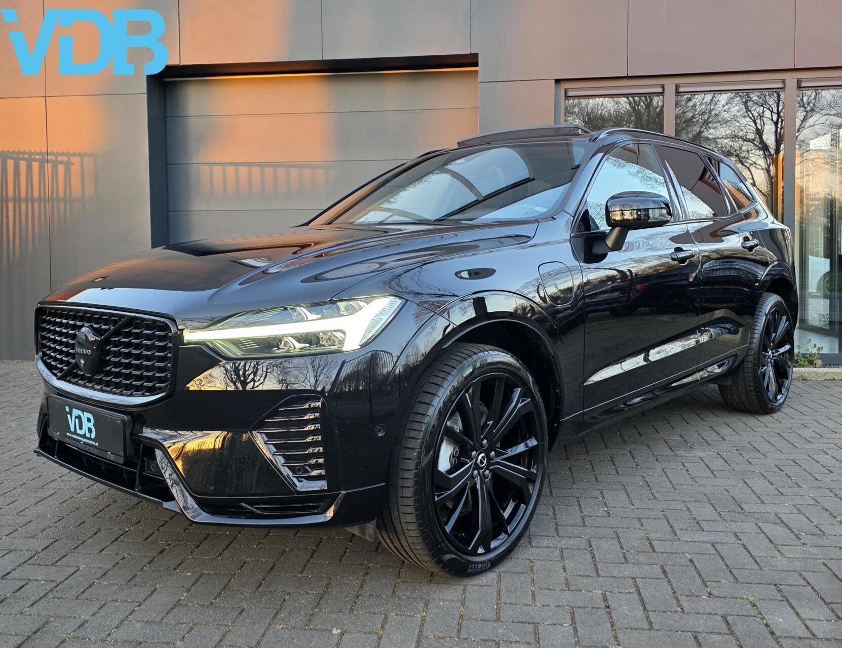 Volvo XC60 2.0 T8 Plug-in hybrid AWD Plus BLACK EDITION VOL, Auto's, Automaat, Dealer onderhouden, 4 cilinders, 1969 cc