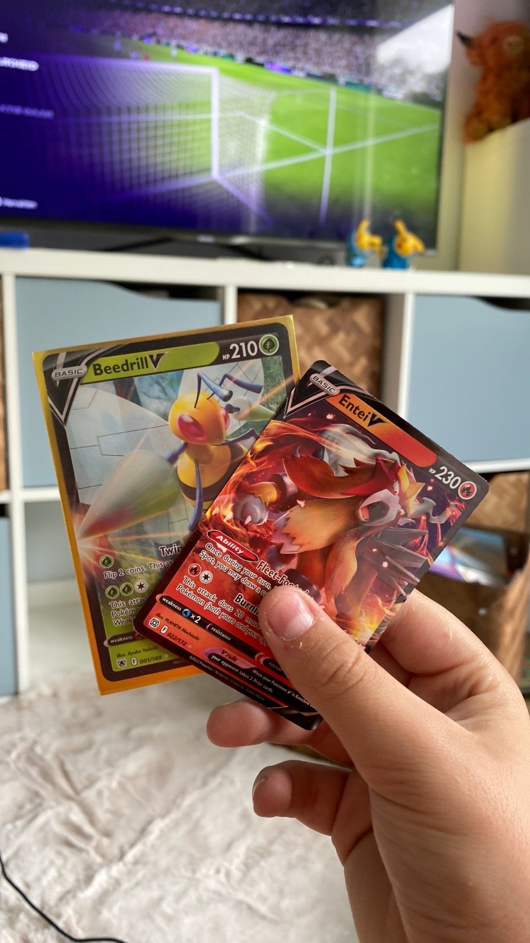 Pokémon kaarten: Beedrill V en Entei V, Ophalen, Zo goed als nieuw, Meerdere kaarten