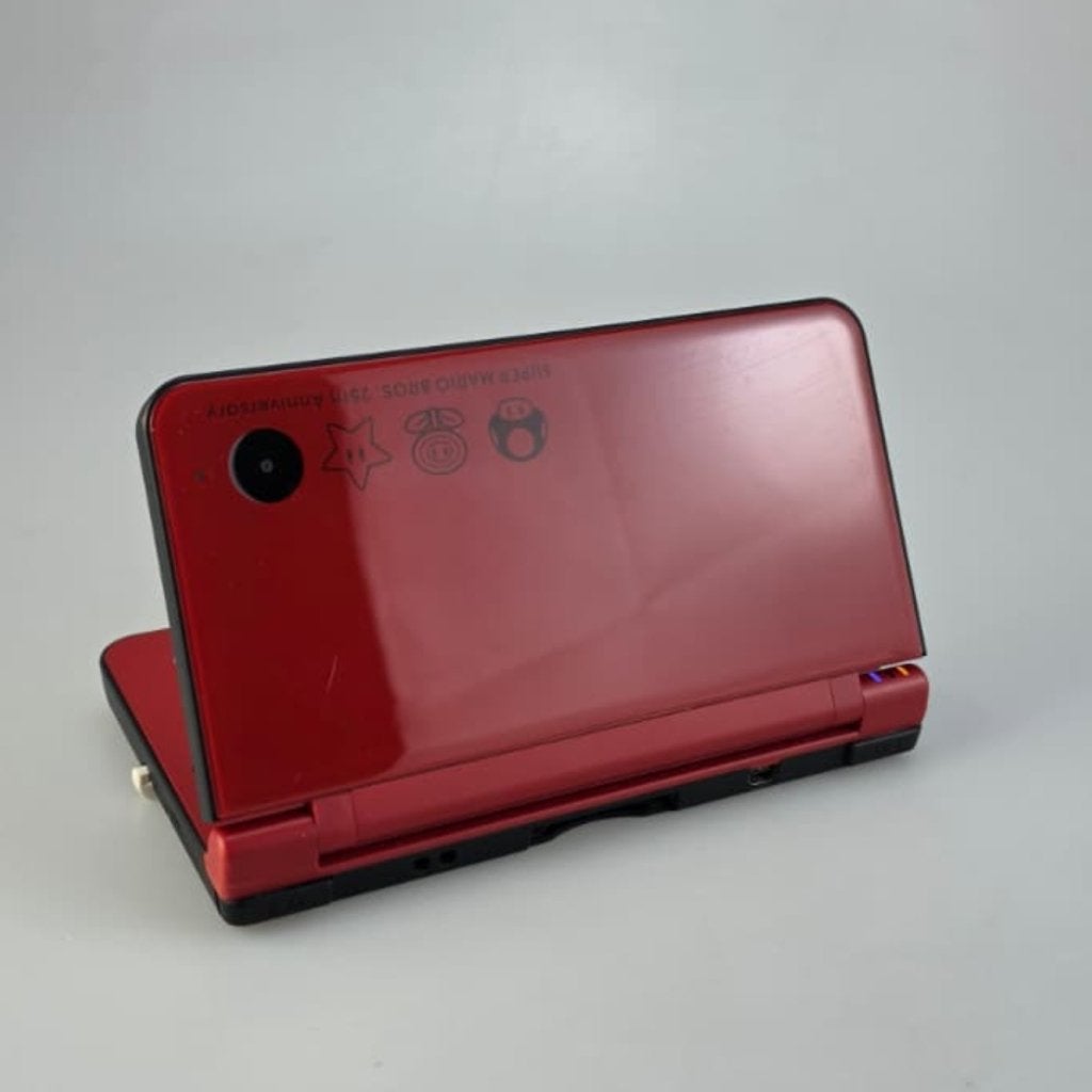Nintendo DSi Mario 25th Anniversary Edition | Nette staat, Nintendo, Zo goed als nieuw, Support@nintendo.com, 11-1 Hokotate-cho, Kamitoba, Minami-ku
Kyoto 601-8501
Japan