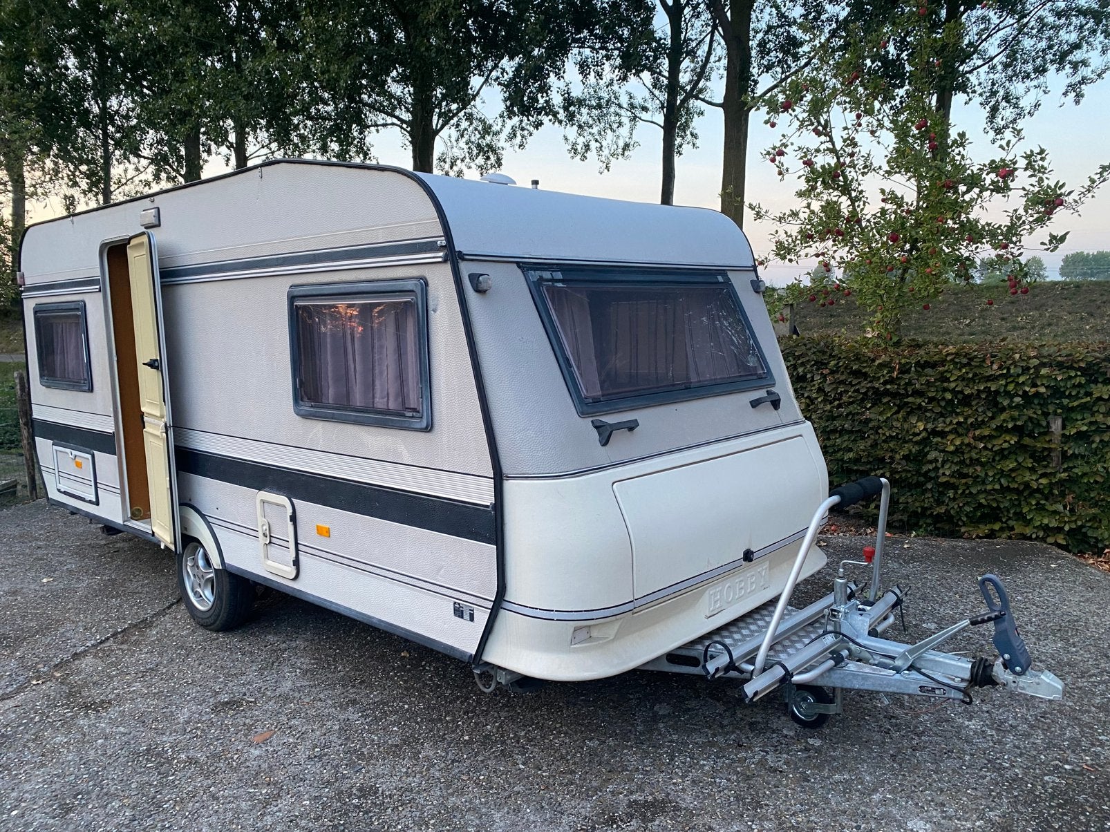 Hobby 495, Caravans en Kamperen, Caravans, Vast bed, Rondzit, Hobby, Koelkast