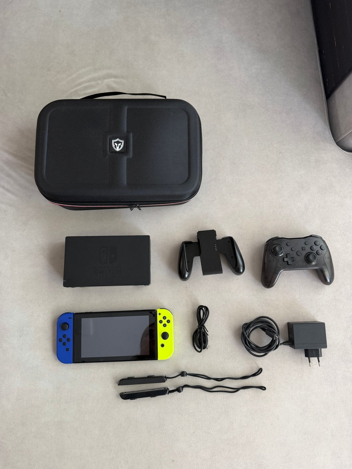 Nintendo Switch V2 Compleet met grote Reiskoffer, Spelcomputers en Games, Ophalen of Verzenden, Zo goed als nieuw, Met 2 controllers