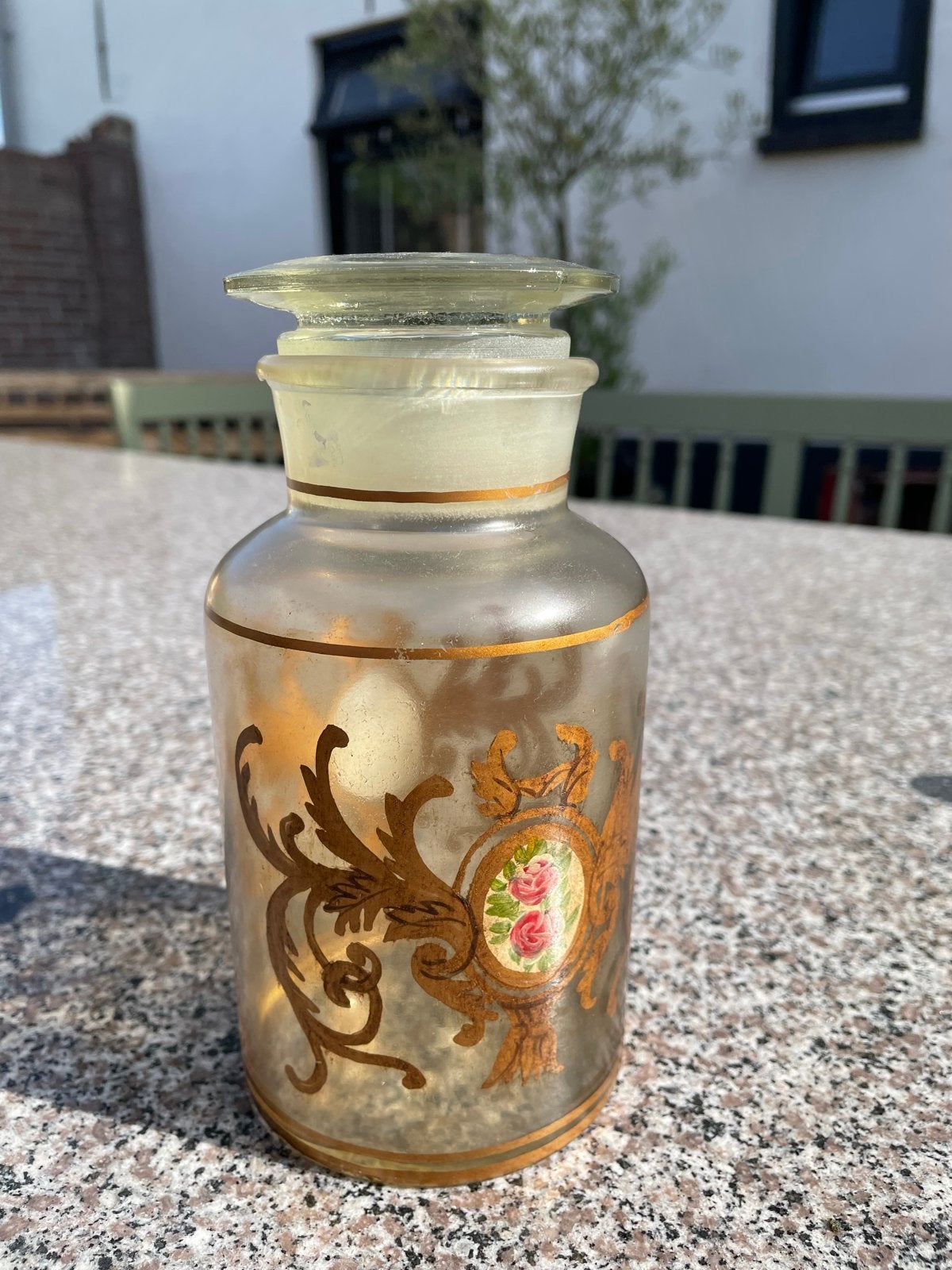 Antieke apothekerspot met gouden decoratie en rozen, Ophalen