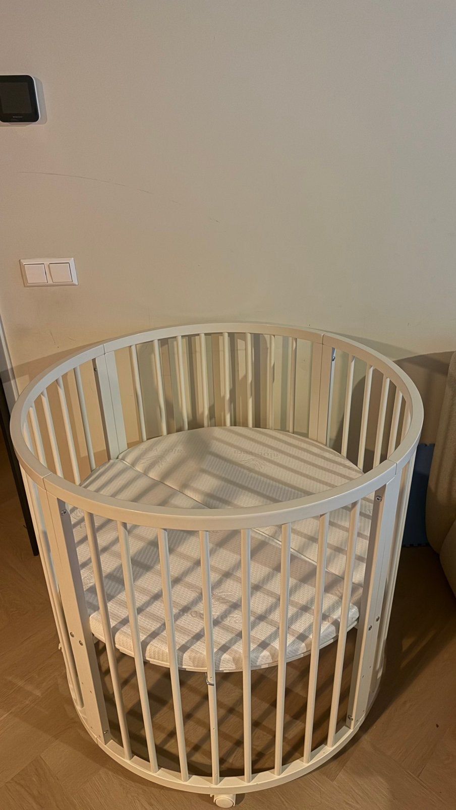 Buxibo ronde babybox met matras en wieltjes, Kinderen en Baby's, Ophalen, Zo goed als nieuw, Rond, Wieltjes