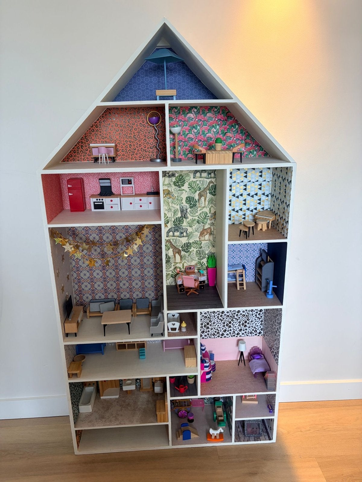 Prachtig groot poppenhuis met behang en complete inrichting!, Ophalen, Zo goed als nieuw, Poppenhuis