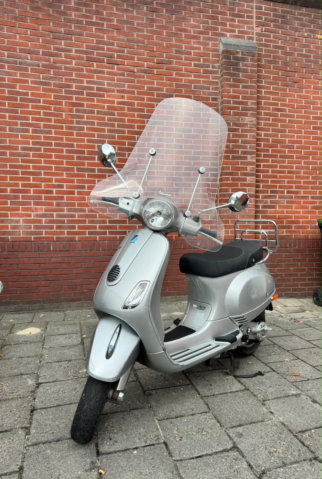 Vespa LX 50 - Zilverkleurig met windscherm, Fietsen en Brommers, Scooters | Vespa, Ophalen, Gebruikt, Maximaal 45 km/u, Benzine