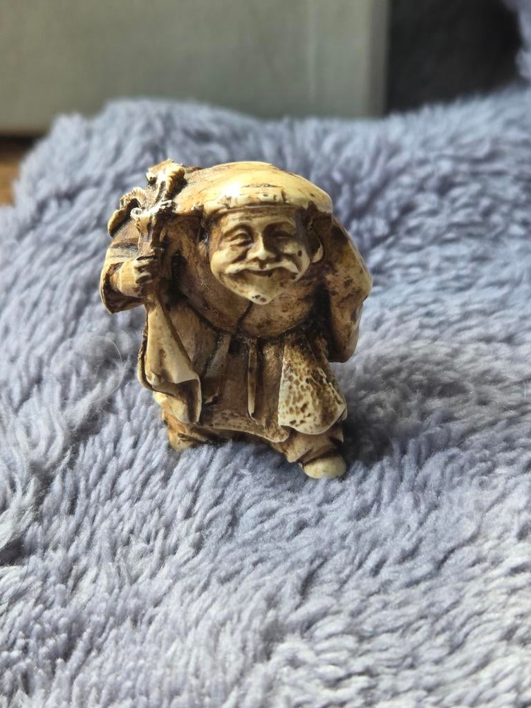 Antiek Japans Netsuke beeldje - Lachende man met zak, Verzamelen, Ophalen of Verzenden