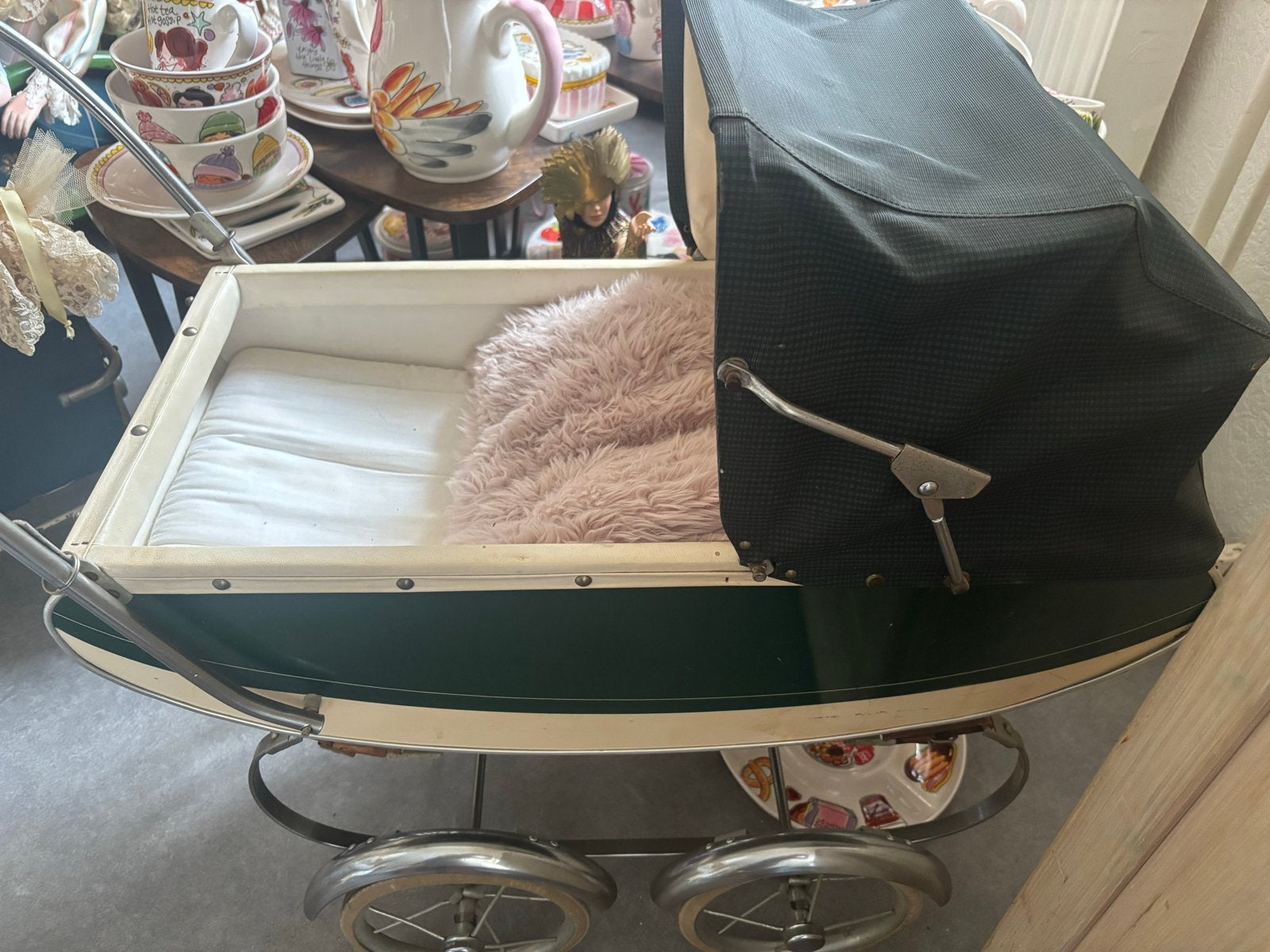 Oude poppen wagen  met groene kap  ziet er goed uit  50-1960, Ophalen, Gebruikt
