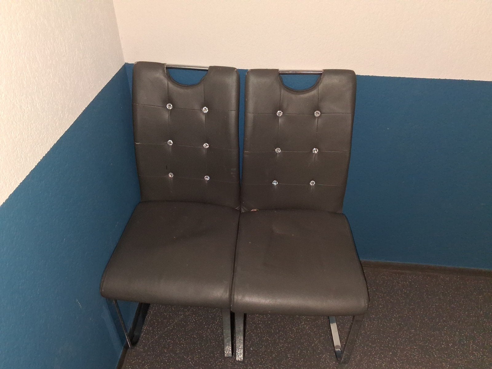 4 gebruikte eetkamerstoelen - Zwart kunstleer, Ophalen, Gebruikt, Zwart, Vier