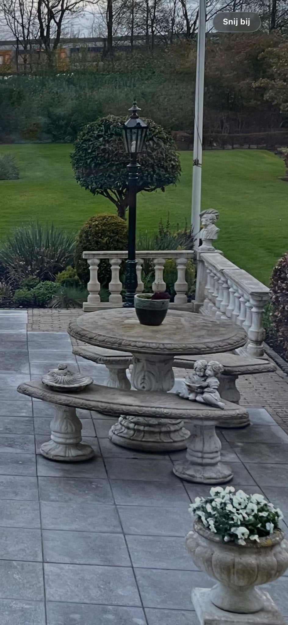 Betonnen tuinset met tafel en 2 bankjes, Ophalen, Gebruikt, Overige materialen, 4 zitplaatsen