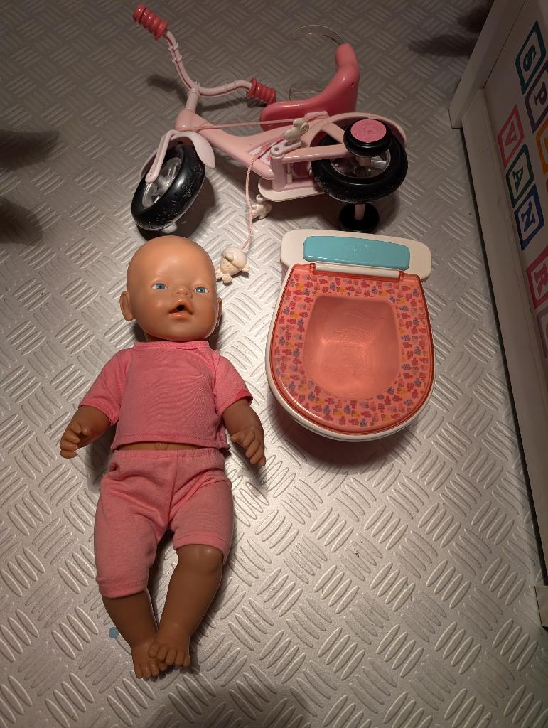 Baby born met plaspotje en fiets, Kinderen en Baby's, Speelgoed | Poppen, Ophalen of Verzenden, Zo goed als nieuw, Babypop