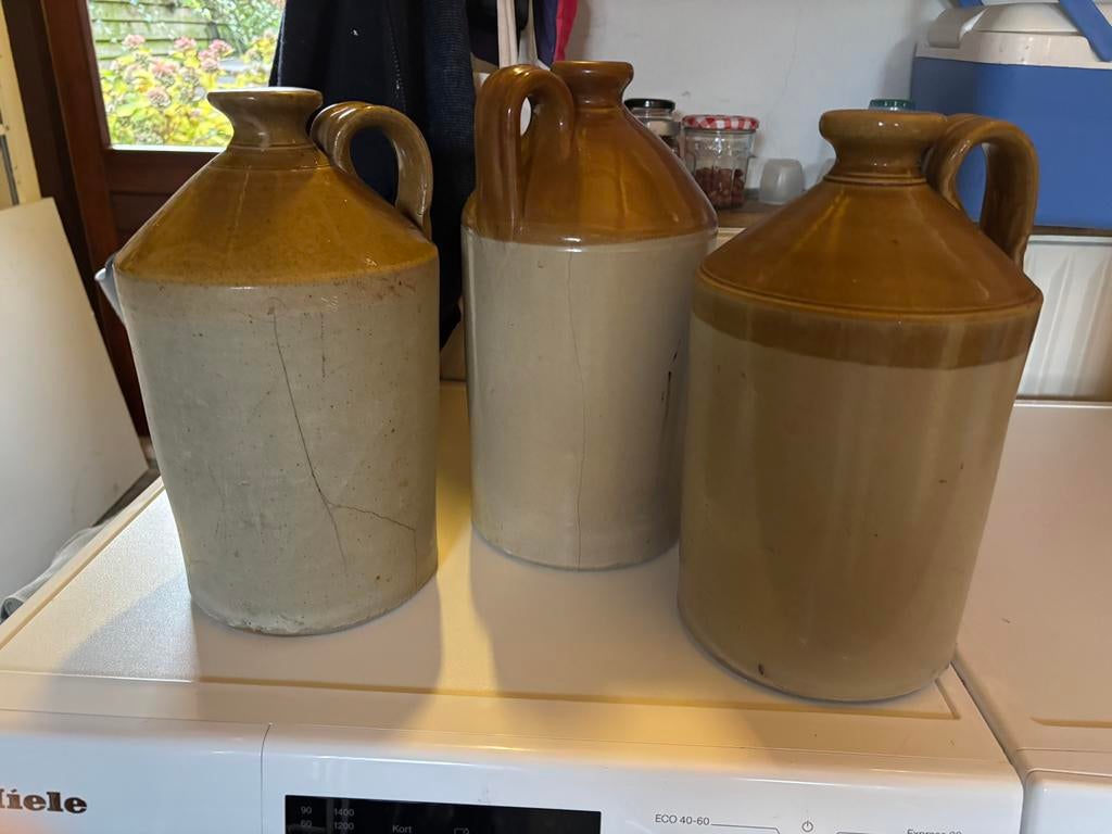 Oude stenen kruiken, Ophalen