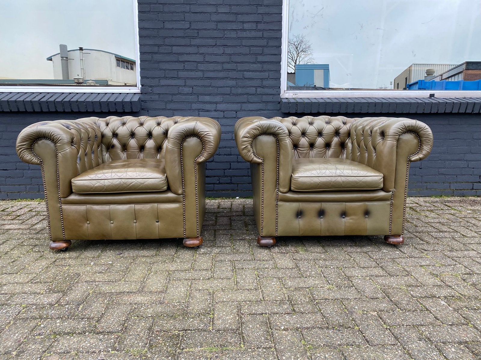 Twee Engelse Chesterfield club fauteuils olijf groen, Ophalen, Zo goed als nieuw, 75 tot 100 cm, Leer