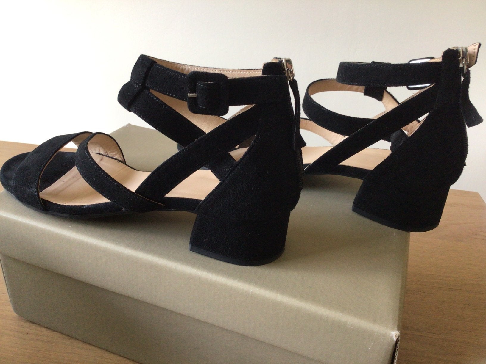 Gosh open schoenen maat 39 zwart, klein hakje als nieuw, Schoenen met lage hakken, Zwart, Ophalen of Verzenden, Zo goed als nieuw