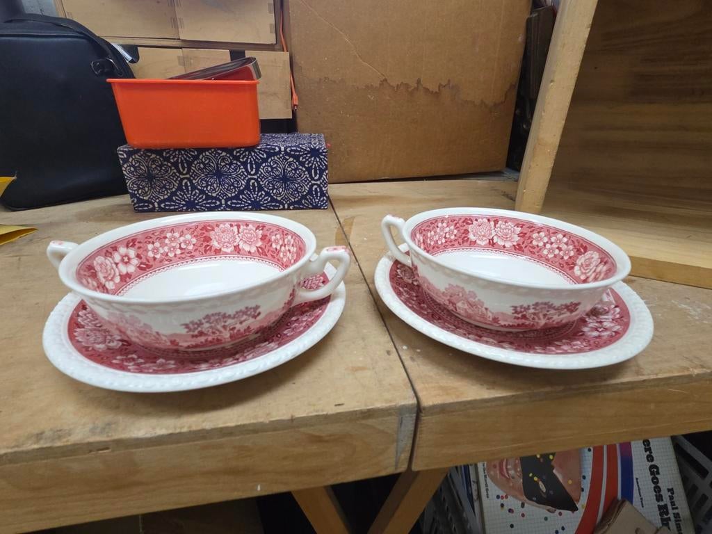 Twee soepkommen met schotels, rood-wit bloemenpatroon, Antiek en Kunst, Antiek | Servies los, Ophalen of Verzenden