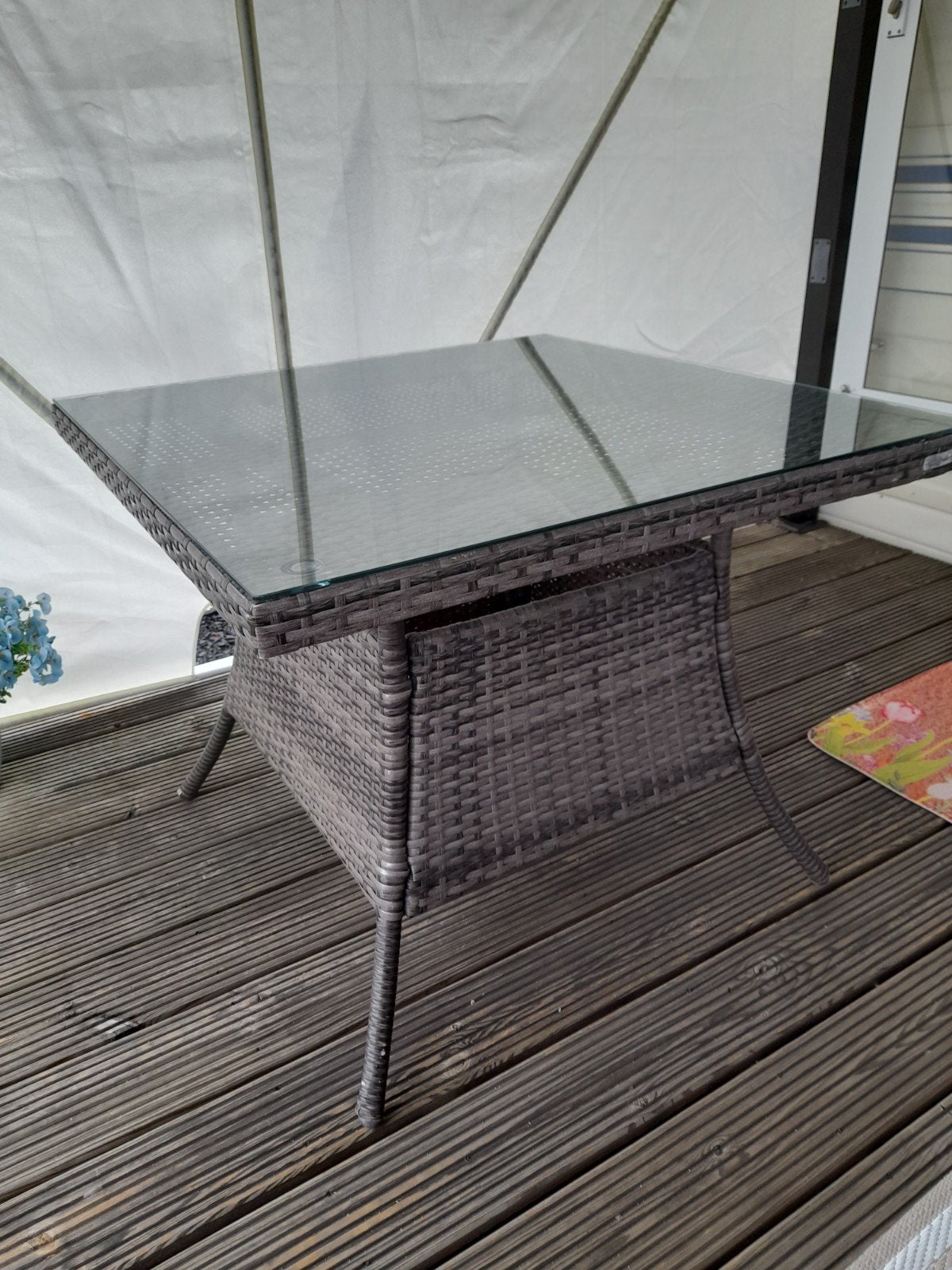 Tuintafel van kunst rotan met glazen tafelblad, Tuin en Terras, Tuintafels, Ophalen, Zo goed als nieuw, Vierkant, Kunststof