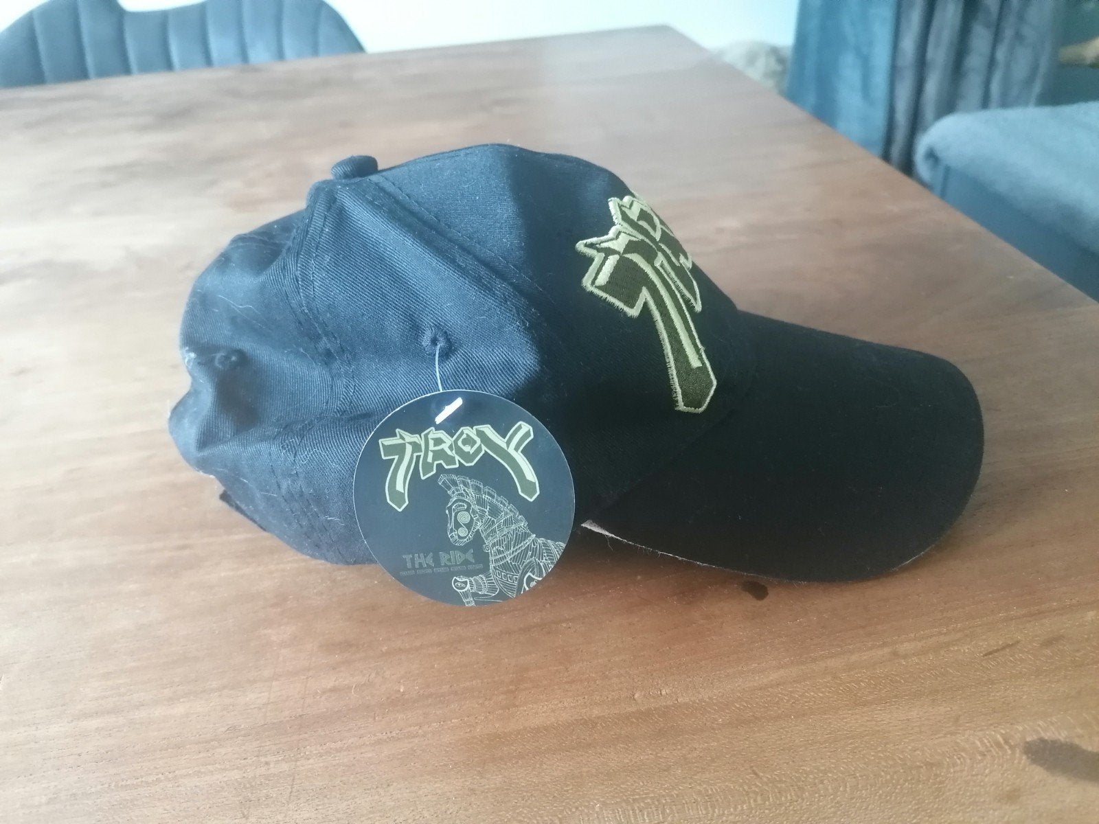 Nieuwe Troy The Ride pet - Zwart met gouden borduursel, Ophalen of Verzenden, Nieuw