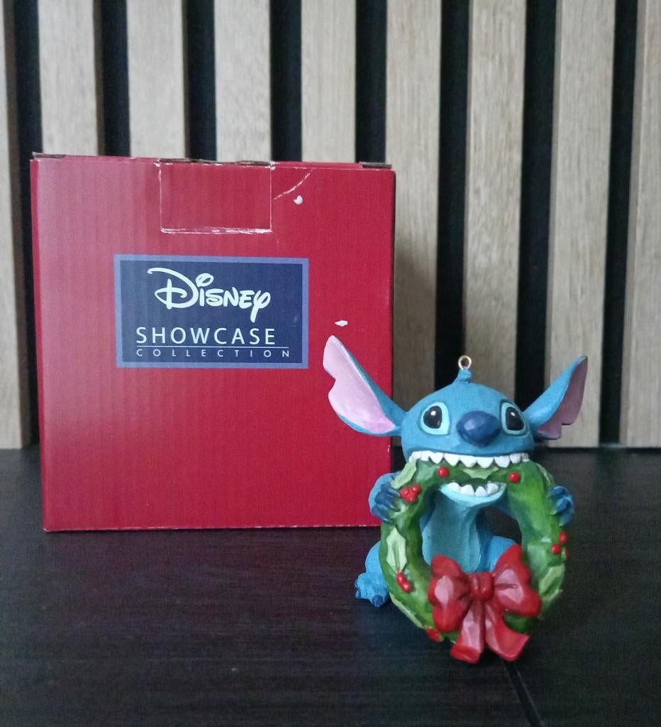Jim Shore - Disney: Stitch met kerst krans - ornament, Ophalen of Verzenden, Zo goed als nieuw
