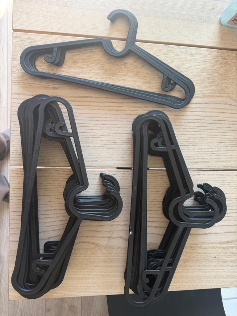 44 zwarte kledinghangers van Ikea, Ophalen of Verzenden, Gebruikt, Kunststof, Volwassenen