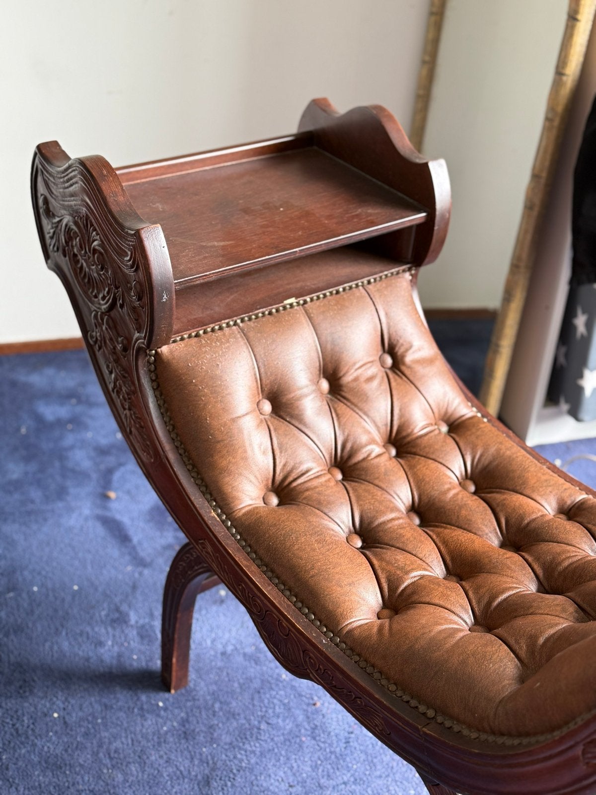 Antieke chaise longue met leren bekleding en houtsnijwerk, Ophalen