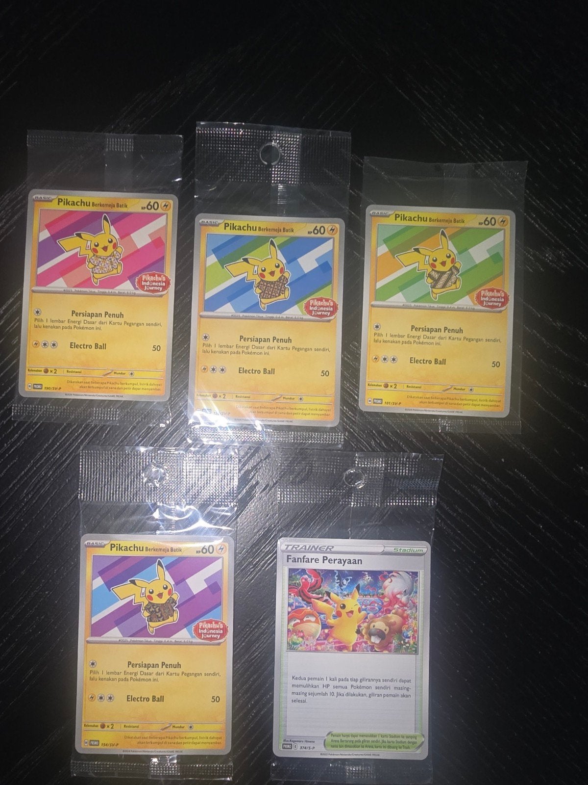 Pikachu Berkemeja Batik Sealed Set - Pokémon Kaarten, Ophalen of Verzenden, Nieuw, Meerdere kaarten