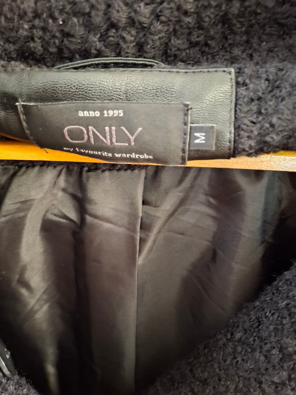 ONLY Zwarte Jas met " Leren" Mouwen - Maat M, Kleding | Dames, Ophalen, Zo goed als nieuw, Maat 38/40 (M), Zwart