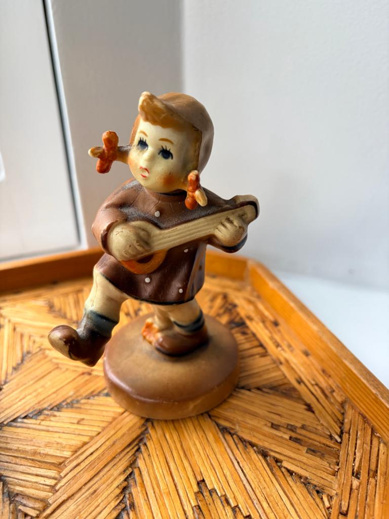 Vintage Hummel-stijl beeldje meisje met gitaar, jaren '60, Ophalen of Verzenden, Gebruikt
