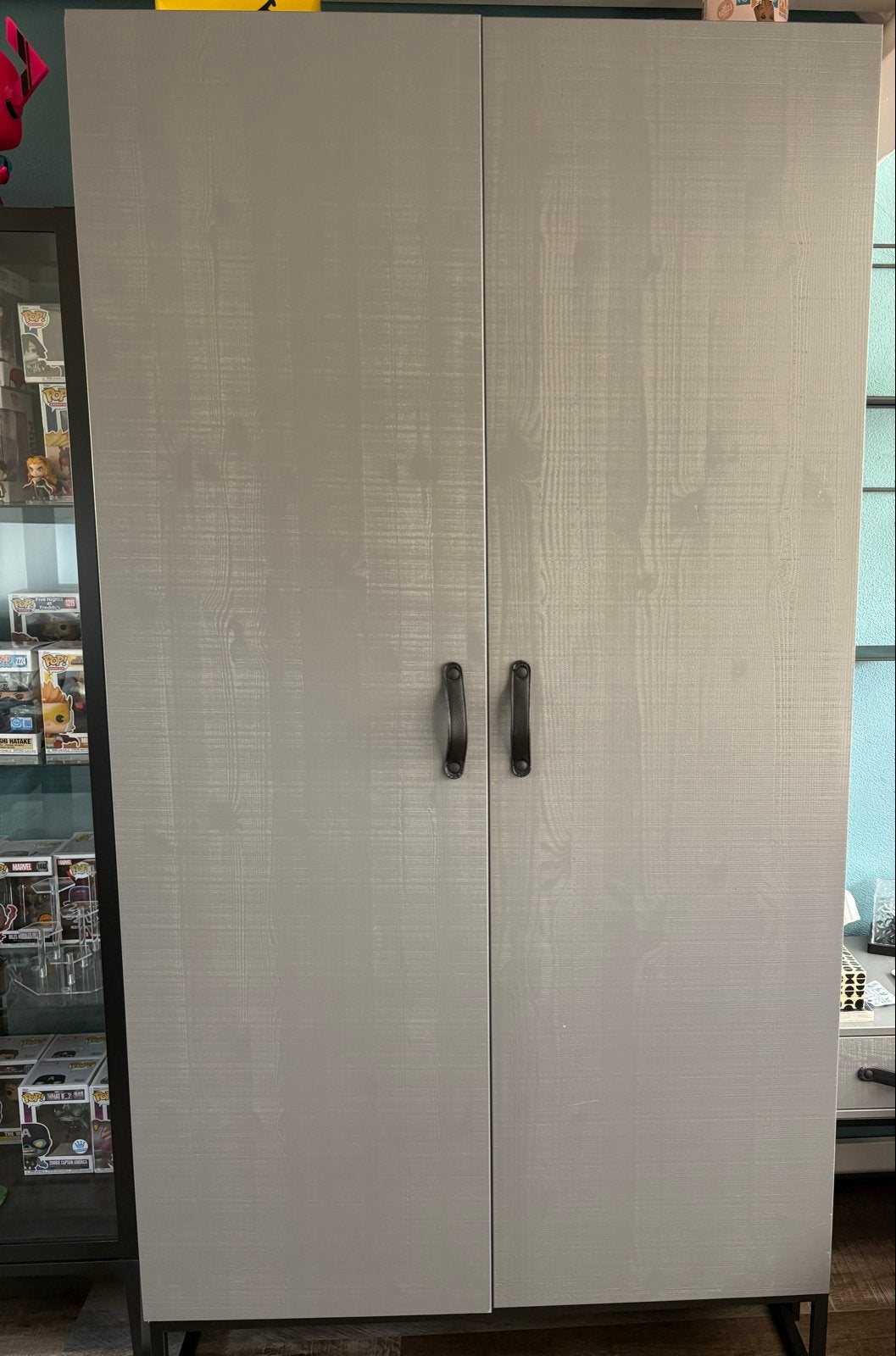 WOOOD 2-deurs kledingkast grijs grenenhout, Huis en Inrichting, Ophalen, 50 tot 100 cm, Zo goed als nieuw, 150 tot 200 cm