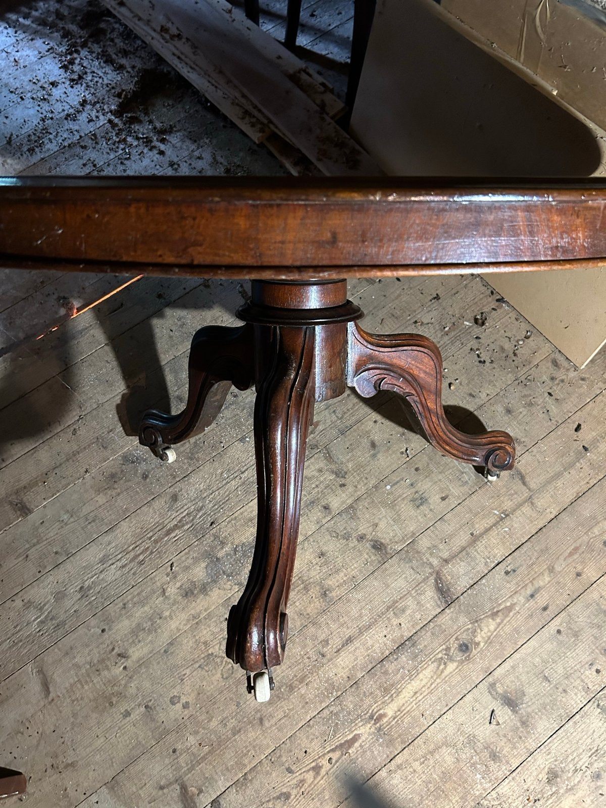 Victoriaanse salontafel op wieltjes, Ophalen