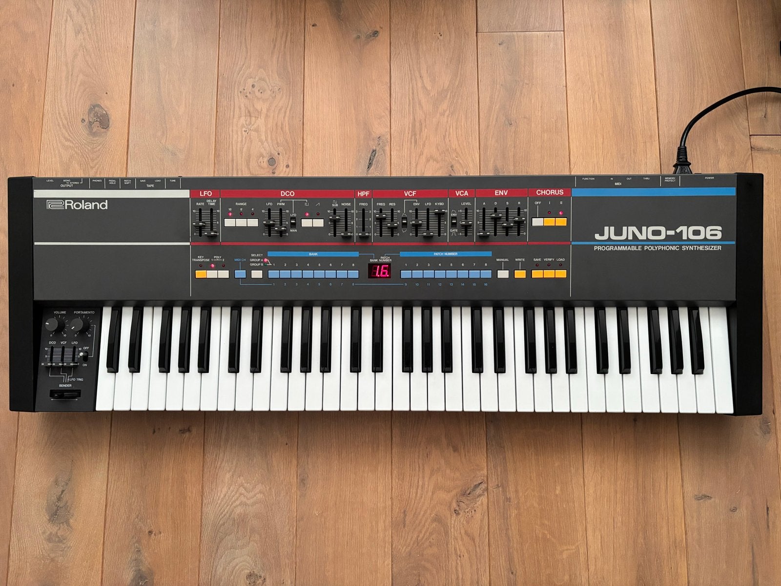 Roland Juno 106 in topstaat - serviced, Muziek en Instrumenten, 61 toetsen, Roland, Ophalen of Verzenden, Zo goed als nieuw