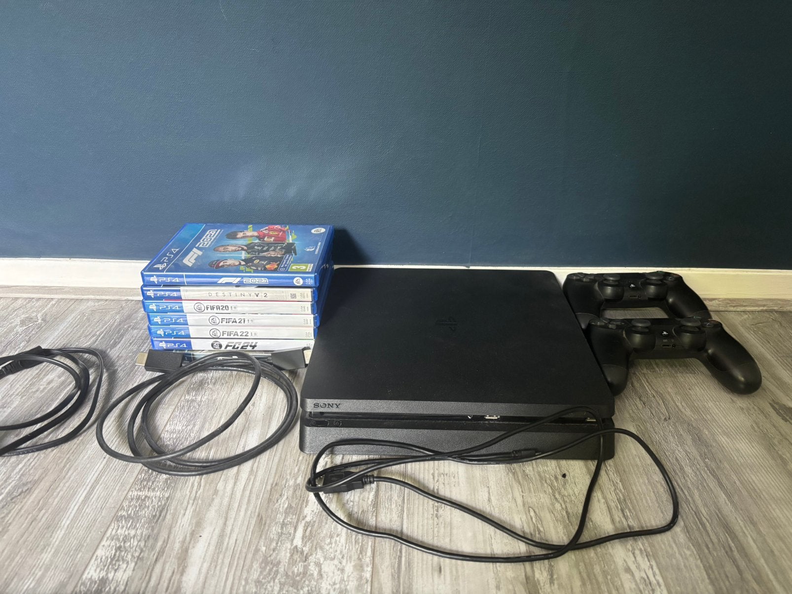 PlayStation 4 500GB + 2 controllers + 7 spellen, Ophalen, 2 spelers, Zo goed als nieuw, Vanaf 3 jaar