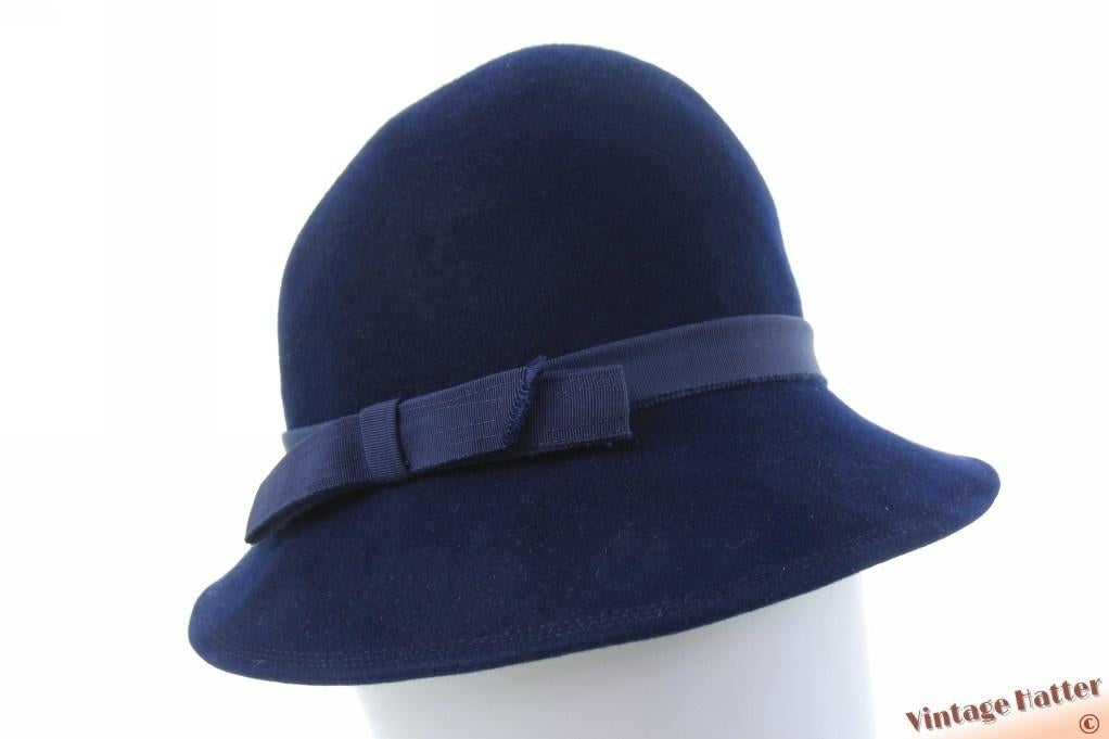 Vintage Cloche-achtige dameshoed donker blauw vilt 55 = S-XS, Ophalen of Verzenden, Zo goed als nieuw, 55 cm (S, 6⅞ inch) of minder