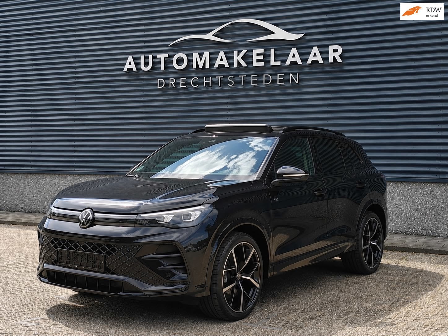 Volkswagen Tiguan 1.5 eTSI R-Line Business Full/ Pano/Trekha, Auto's, Volkswagen, 4 cilinders, Zwart, Bedrijf, 17 km/l