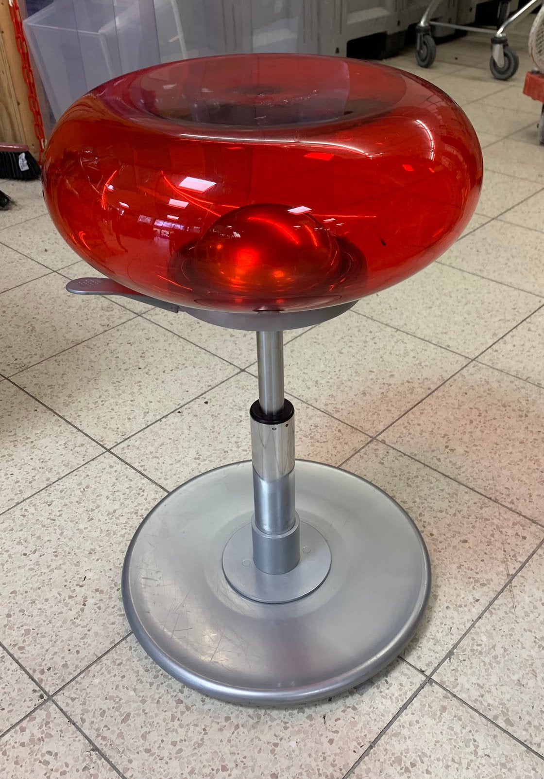 Mambo kruk met rode bubbelzitting van Lucite Delight, Italië, Huis en Inrichting, Ophalen of Verzenden, Zo goed als nieuw, Hout