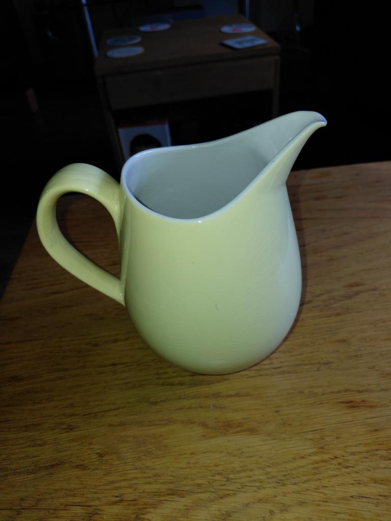 Vintage Petrus Regout schenkkan in pastelgeel, Antiek en Kunst, Ophalen of Verzenden