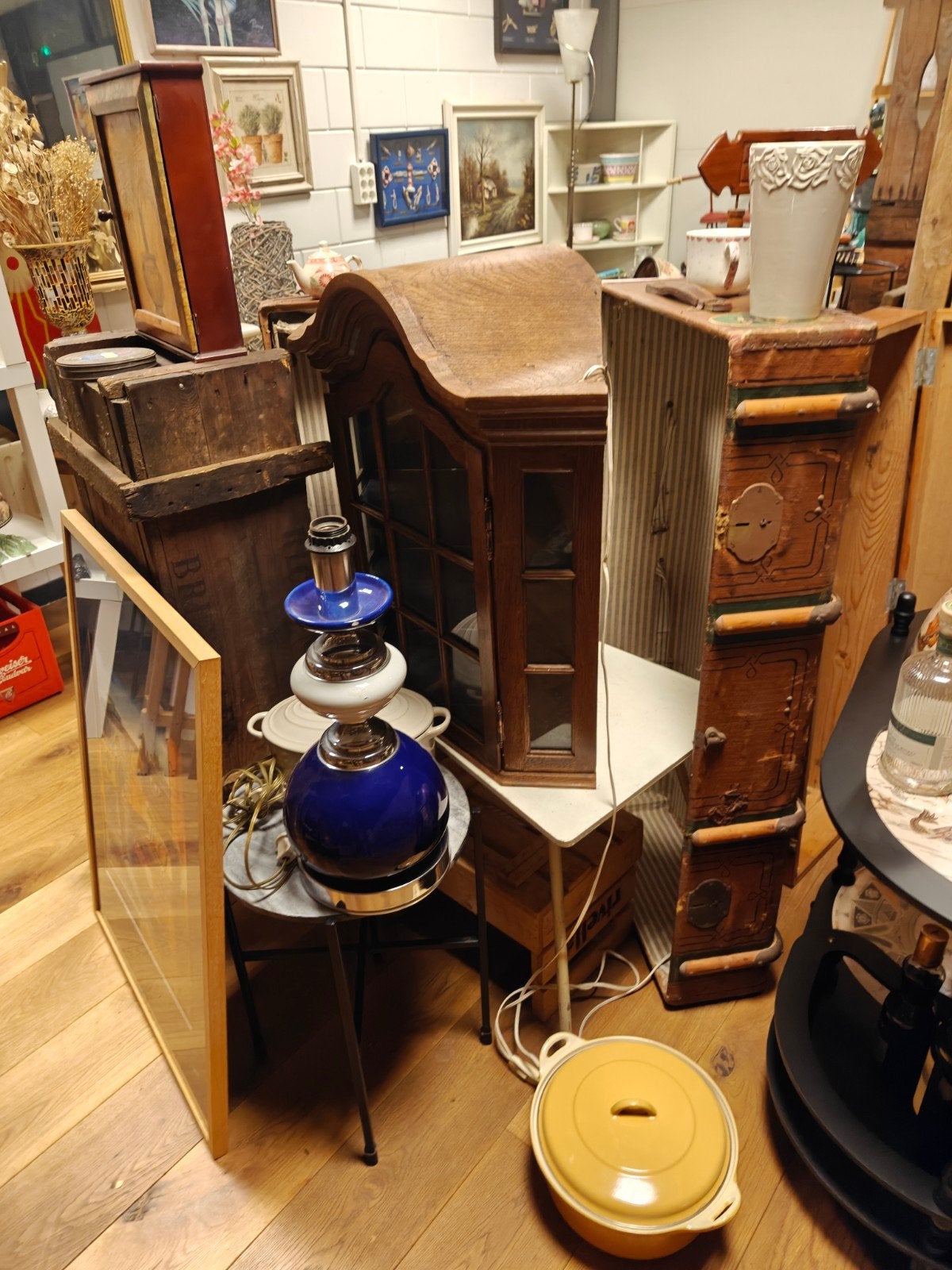 Bod gevraagd op grote voorraad curiosa en brocante .
Wegens, Ophalen