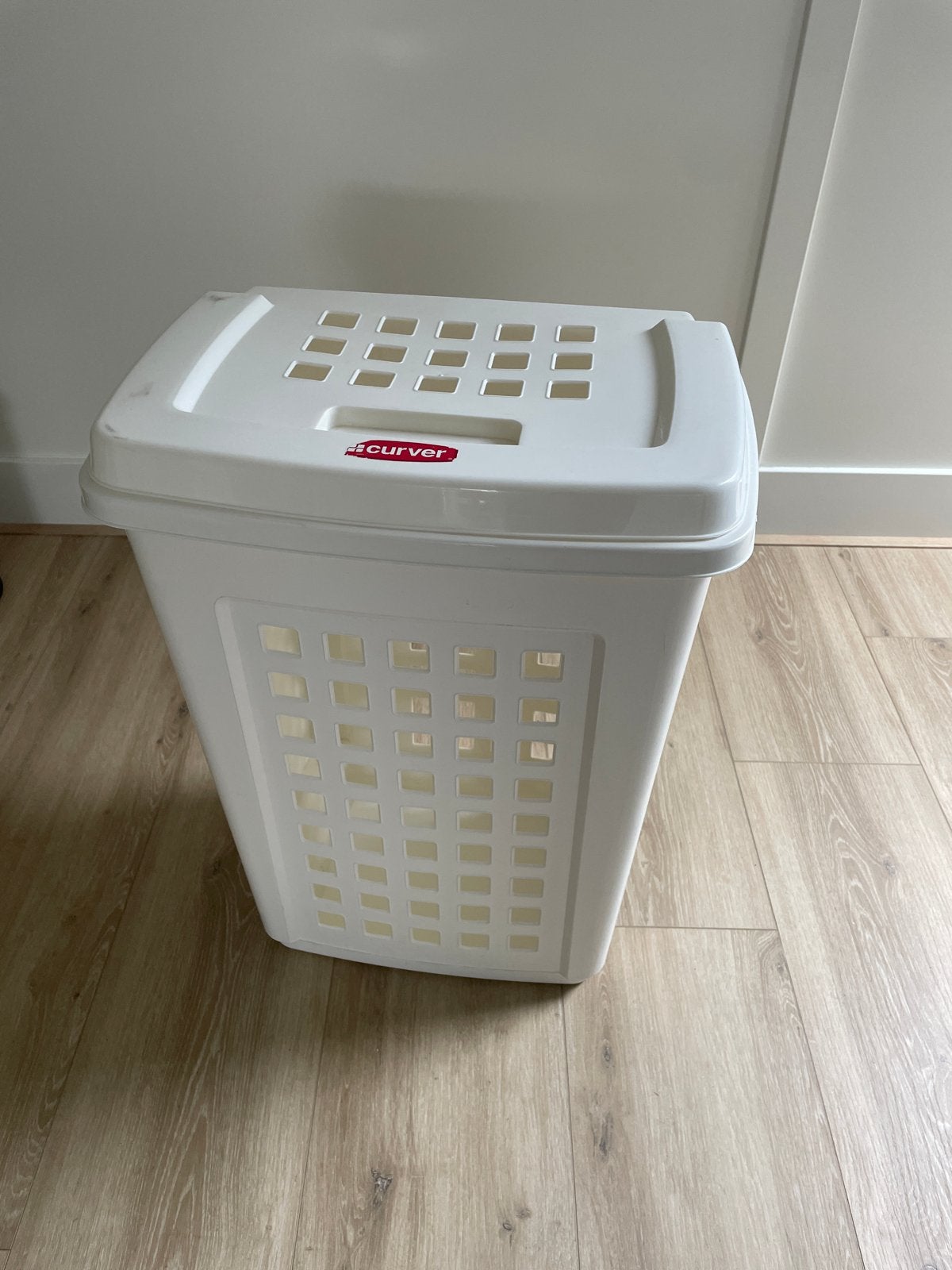 Curver Bianca wasmand wit met deksel 60L, Gebruikt, Kunststof, Ophalen of Verzenden, Modern