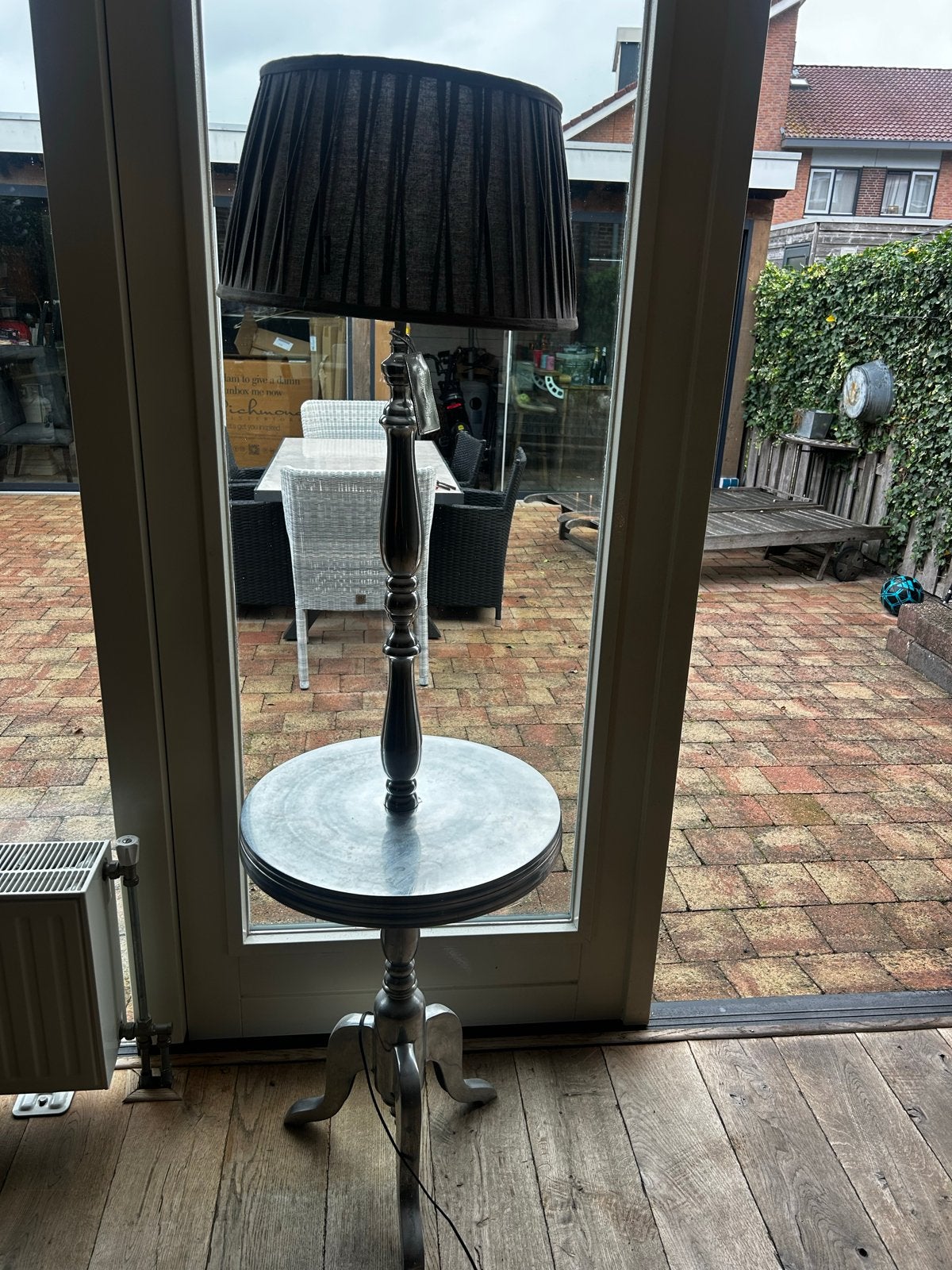 Riviera Maison Vloerlamp met Tafel - Zilver/Zwart, Huis en Inrichting, Lampen | Vloerlampen, Ophalen, Gebruikt, E27 (groot), Metaal