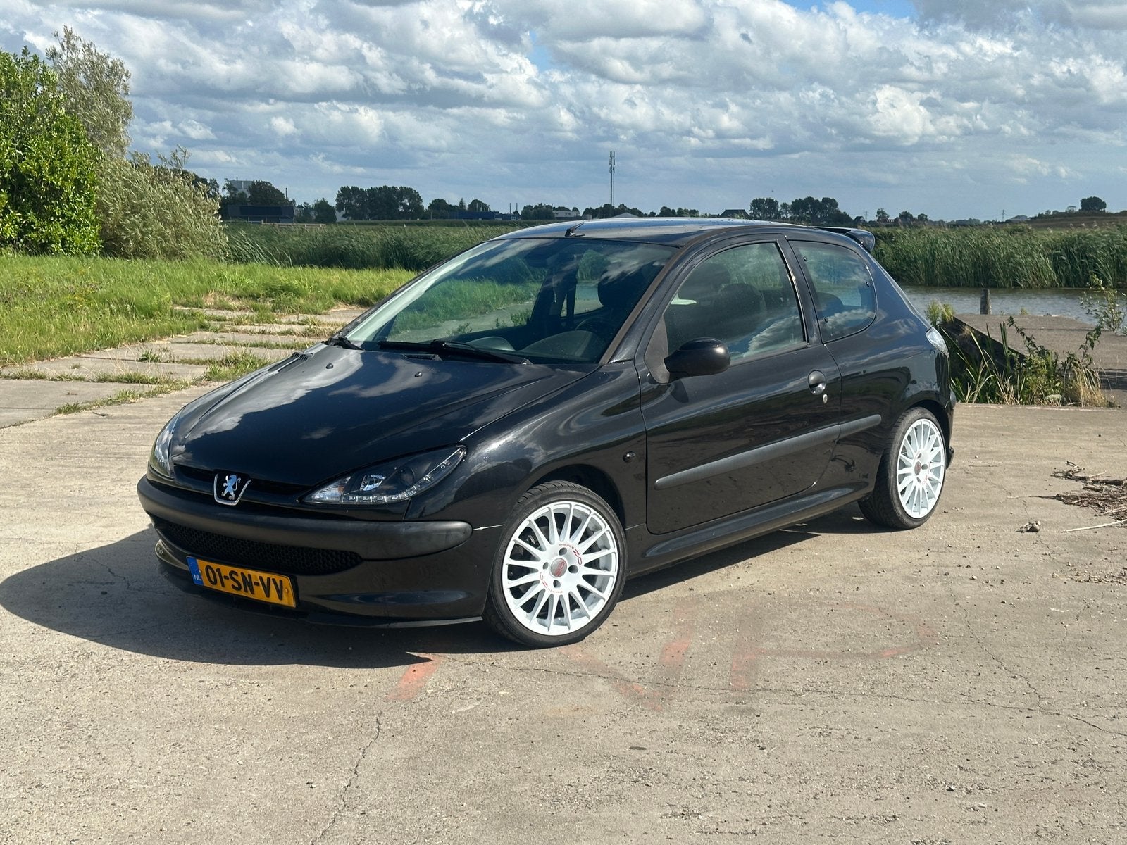 Peugeot 206 1.4 3D 2006 | Airco | Distr. + Koppakking | NAP, Voorwielaandrijving, 31 €/maand, 4 cilinders, Zwart