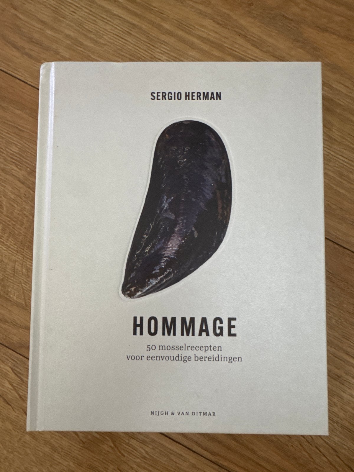 Hommage: 50 mosselrecepten van Sergio Herman, Boeken, Kookboeken, Ophalen of Verzenden, Zo goed als nieuw, Nederland en België