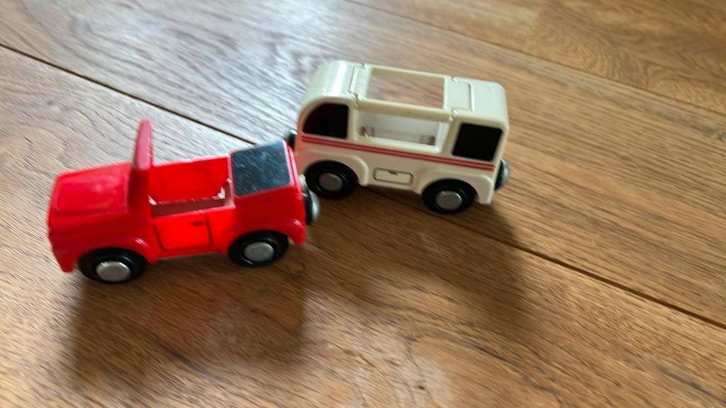 2 treintjes / wagonnen hout en plastic geschikt voor Brio, Ophalen of Verzenden, Gebruikt, Duw- of Trekspeelgoed