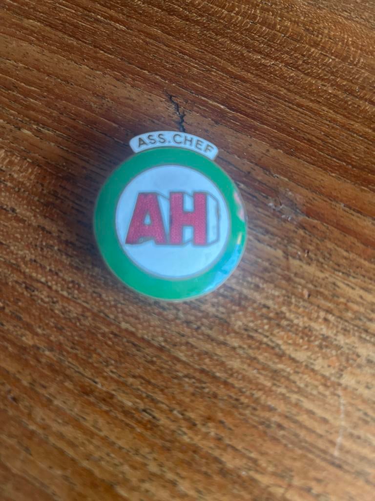 Albert Heijn Assistent Chef Speldje AH Vintage Pin, Verzamelen, Speldjes, Pins en Buttons, Ophalen, Gebruikt, Merk, Speldje of Pin