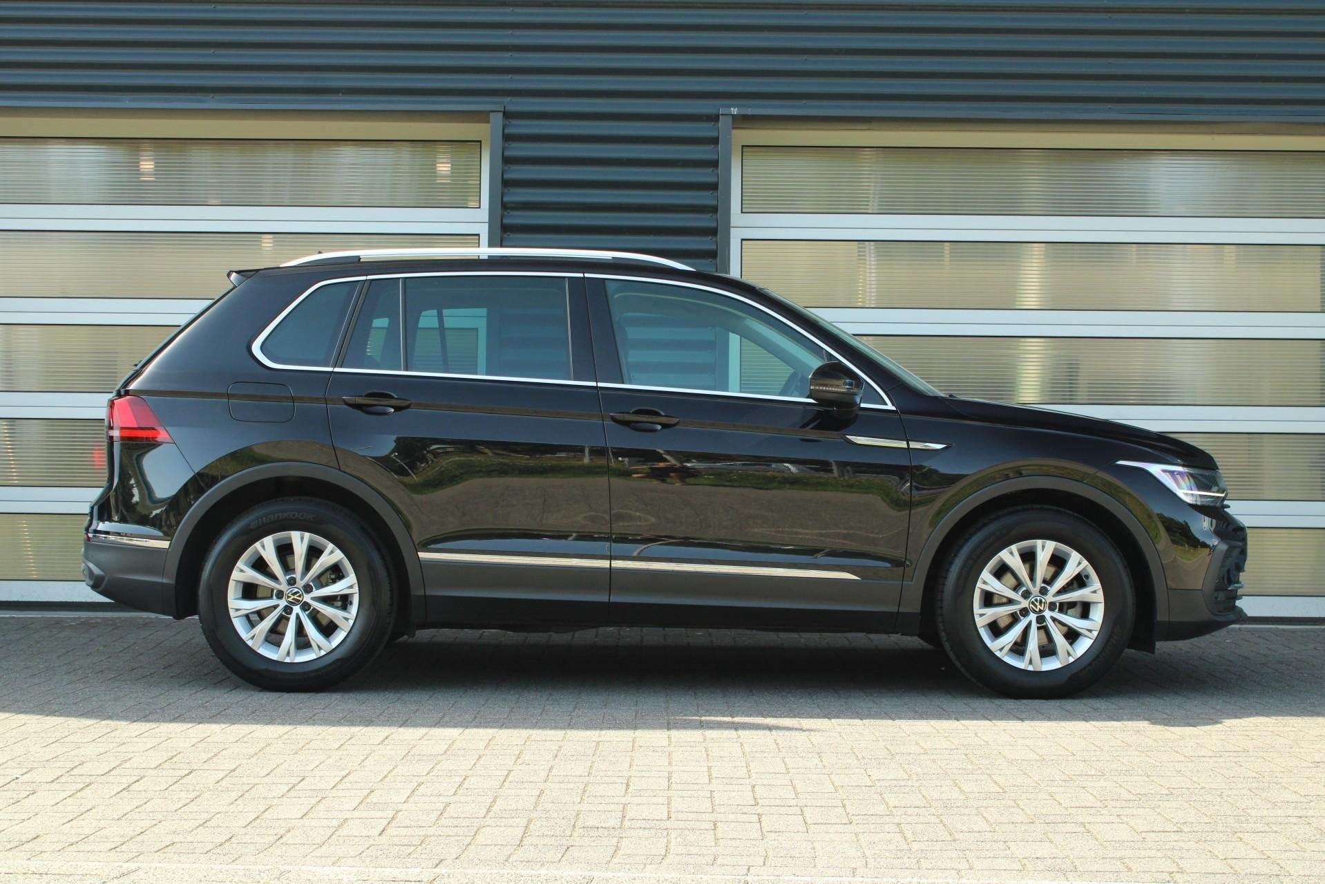 Volkswagen Tiguan 1.5 TSI 150pk DSG Life Business | Trekhaak, Auto's, 4 cilinders, Zwart, Automatische klimaatregeling, SUV of Terreinwagen