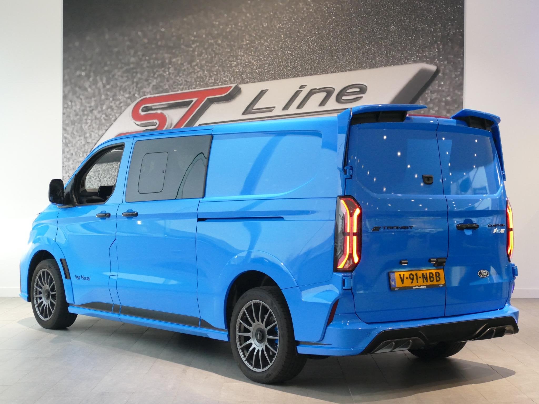 Ford E-Transit Cust. 320 L2H1 MS-RT 65 kWh DC | UNIEK! | €, Auto's, Bestelauto's, Automaat, 12 maanden, Blauw, 470 min