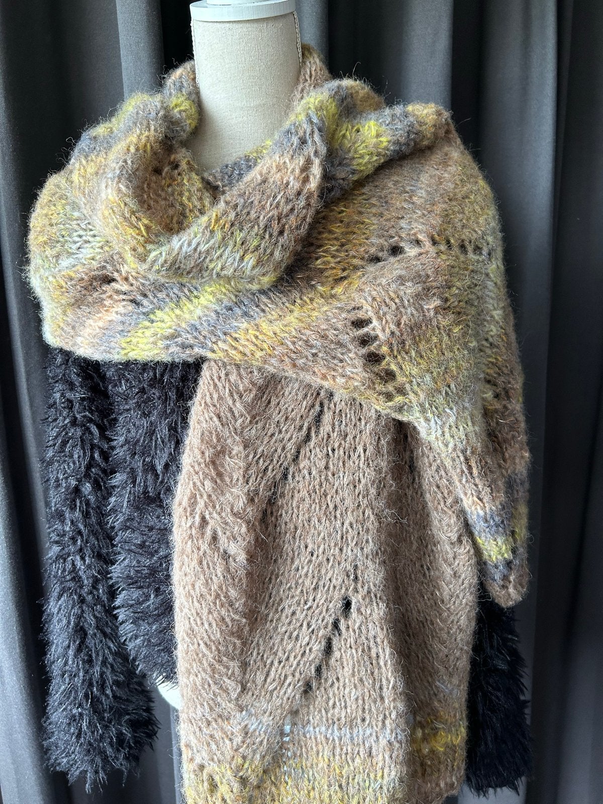 Nieuwe sjaal in herfsttinten (bruin, oranje en geel), Kleding | Dames, Ophalen of Verzenden, Nieuw, Sjaal