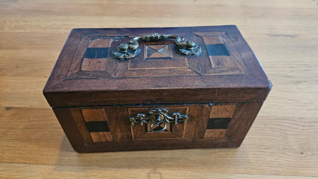 Antieke houten theedoos met sleutel, Ophalen