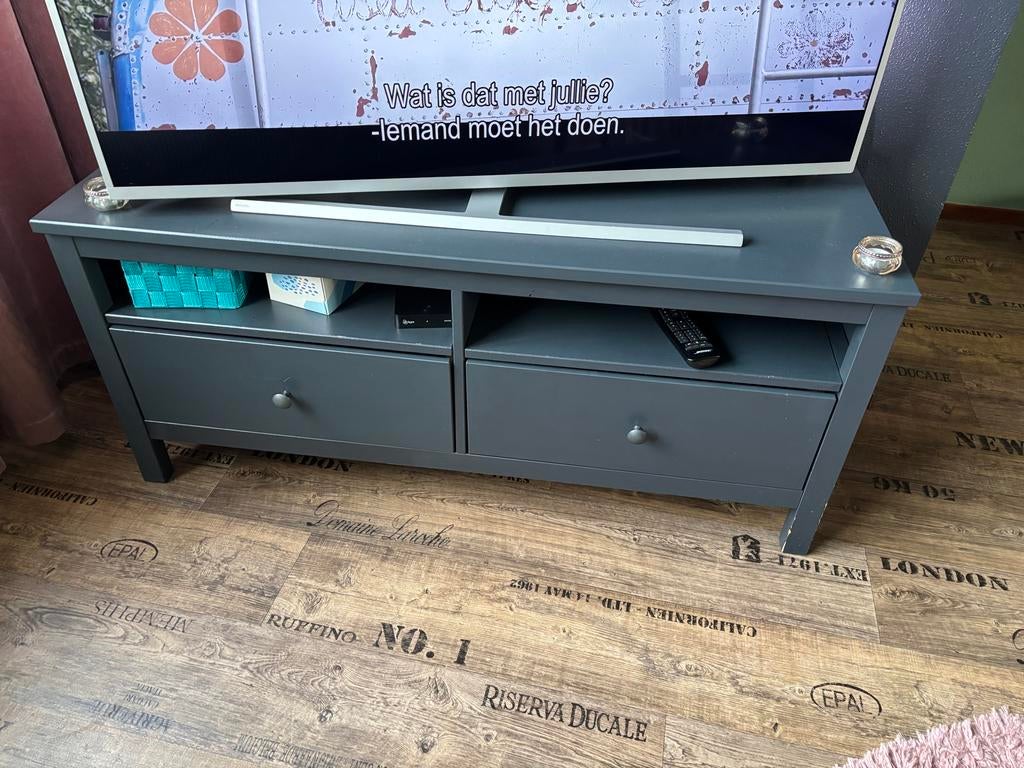 IKEA Hemnes TV-meubel antraciet - Zo goed als nieuw, Huis en Inrichting, Kasten | Televisiemeubels, Ophalen, 100 tot 150 cm, Zo goed als nieuw