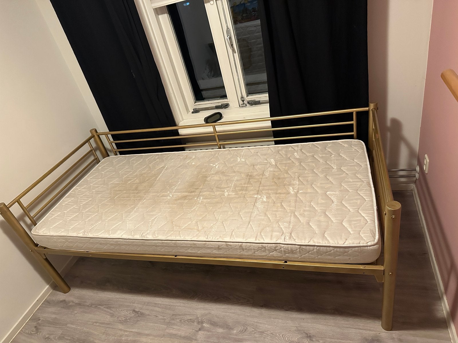 Gratis eenpersoonsbed goudkleurig inclusief matras, Ophalen, Gebruikt, 90 cm, 200 cm