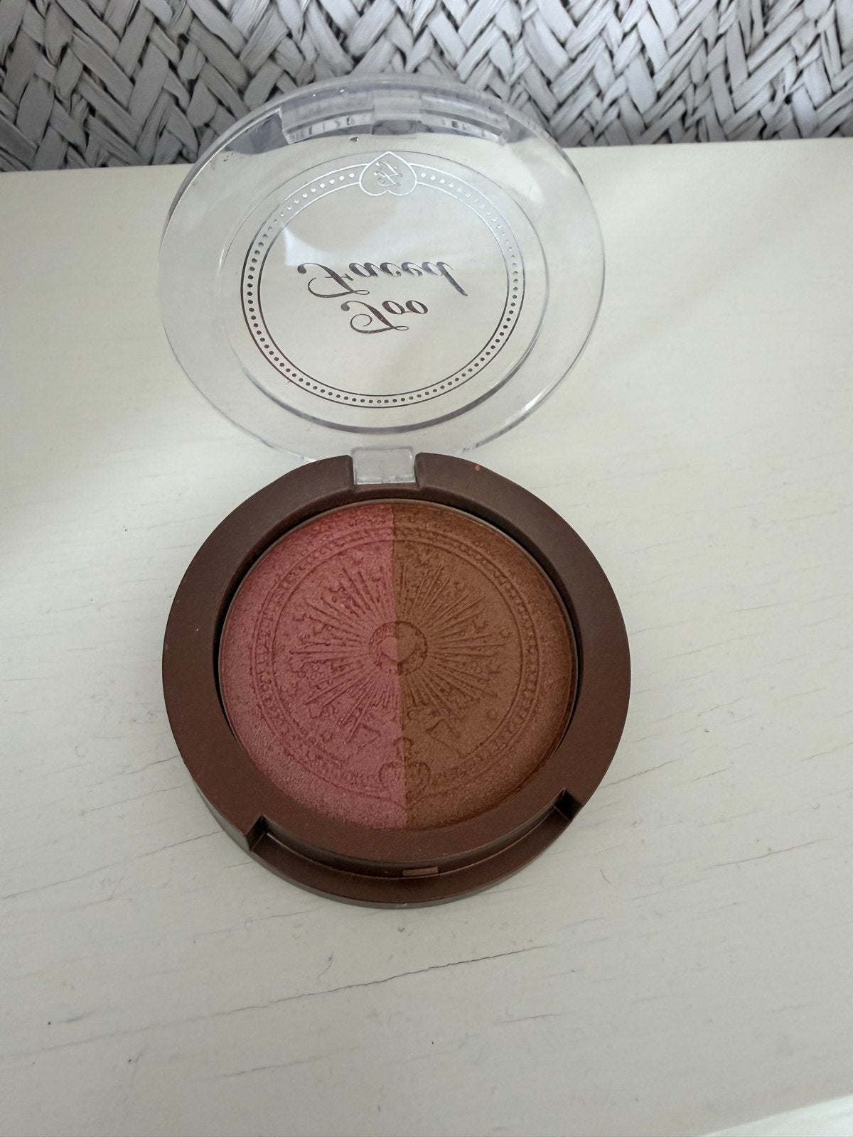Too Faced Sun Bunny Blushing Bronzer Strawberry Bunny, Wangen, Bruin, Ophalen of Verzenden, Zo goed als nieuw